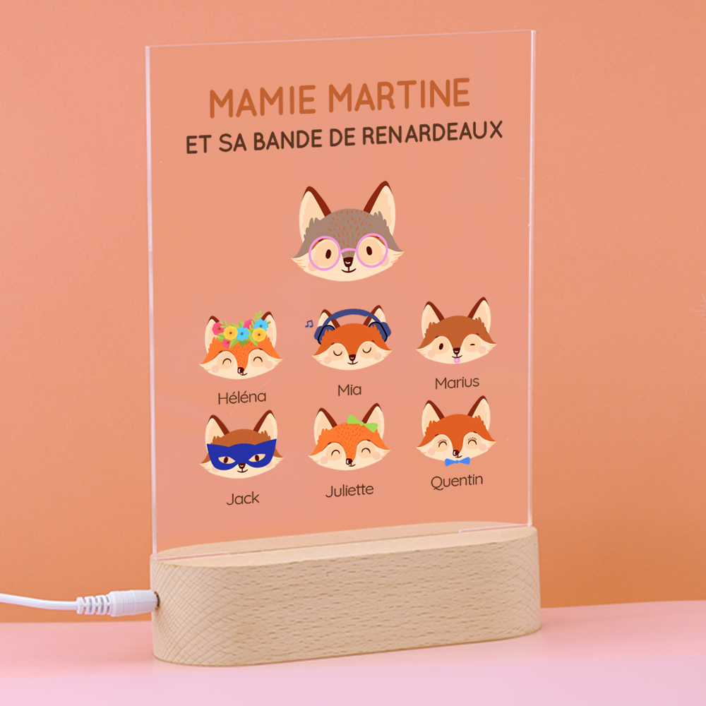 Cadeau personnalisé Fête des grands-mères : lampe 3D 'Mamie Renard et sa meute' avec prénoms des petits-enfants, éclairant une chambre chaleureuse.