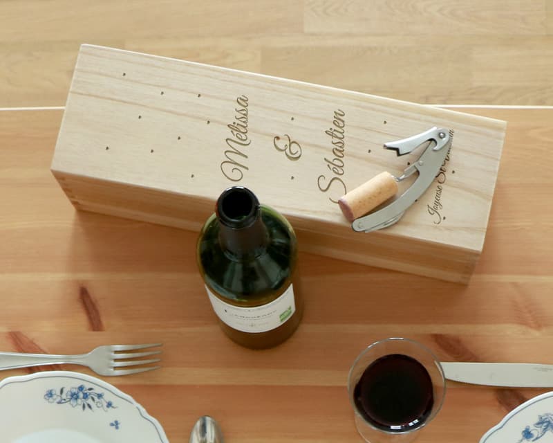 Caisse à vin personnalisée en bois - Prénoms couple