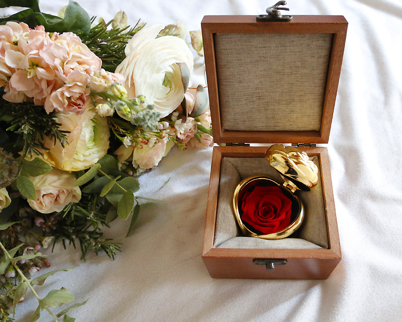Voir l'image 5 du produit Bouton de rose en or et rose éternelle secrète dans son coffret en bois gravé