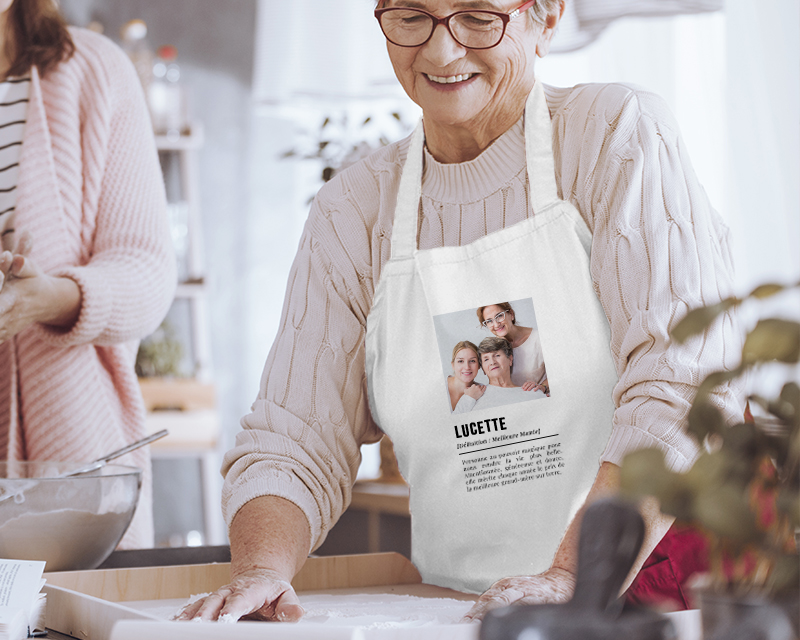 Idée cadeau Fête des grands-mères : détail du tablier personnalisé avec photo et définition 'Mamie', impression haute qualité.