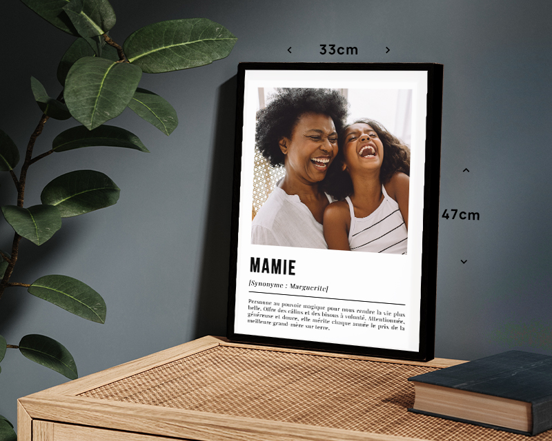 Cadeau personnalisé Fête des grands-mères 2025 : affiche 'Définition Mamie' encadrée, sur table en bois.