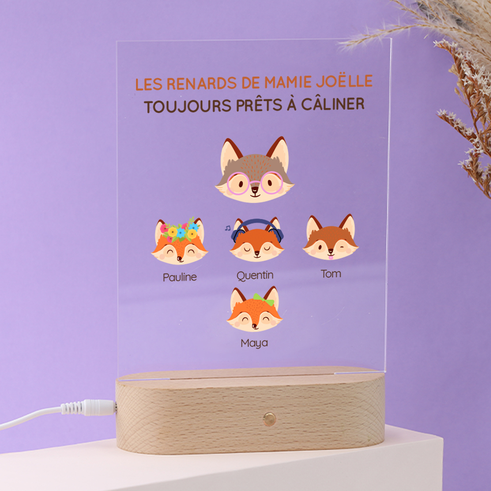 Idée cadeau Fête des mamies : détail de la lampe 3D personnalisée 'Mamie Renard et sa meute' avec renards gravés et prénoms illuminés en couleurs variées.
