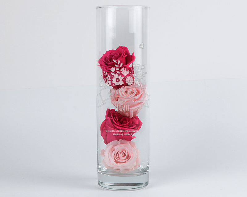 Cadeau personnalisé Fête des grands-mères 2025 : vase en verre gravé 'Mamie fleurie' avec roses éternelles rouges.