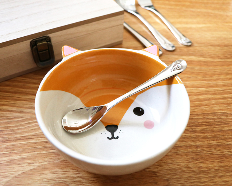 cuillère à café gravée posée dans un bol petit renard