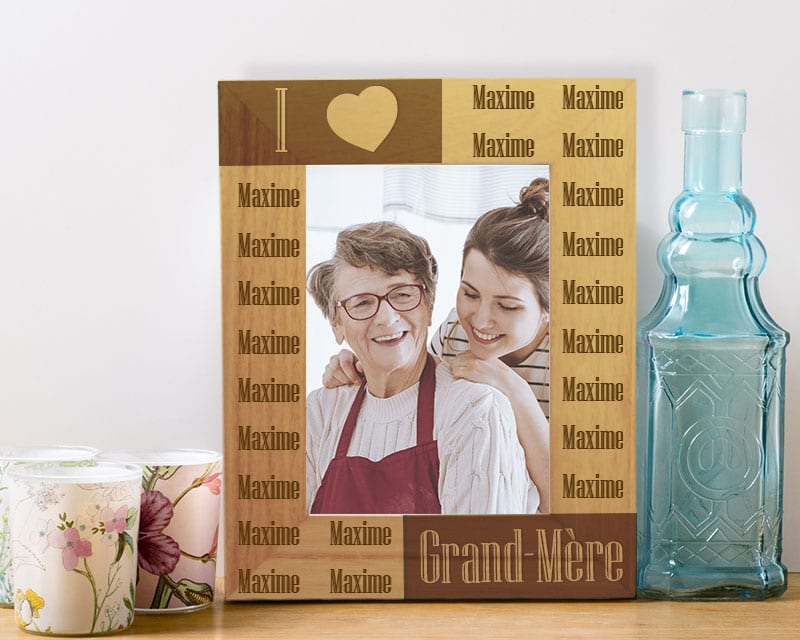 Cadeau Fête des grands-mères : cadre photo en bois gravé 'I ♥ Grand-Mère' avec prénoms des petits-enfants et photo de famille.