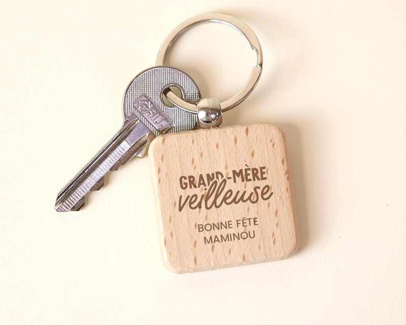 Idée cadeau Fête des grands-mères : détail du porte-clés en bois gravé 'Mamie' avec prénom personnalisé, gravure précise et élégante.