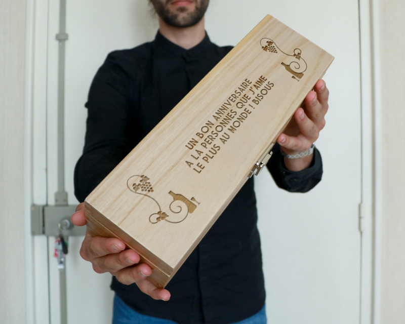 Caisse à vin en bois gravée