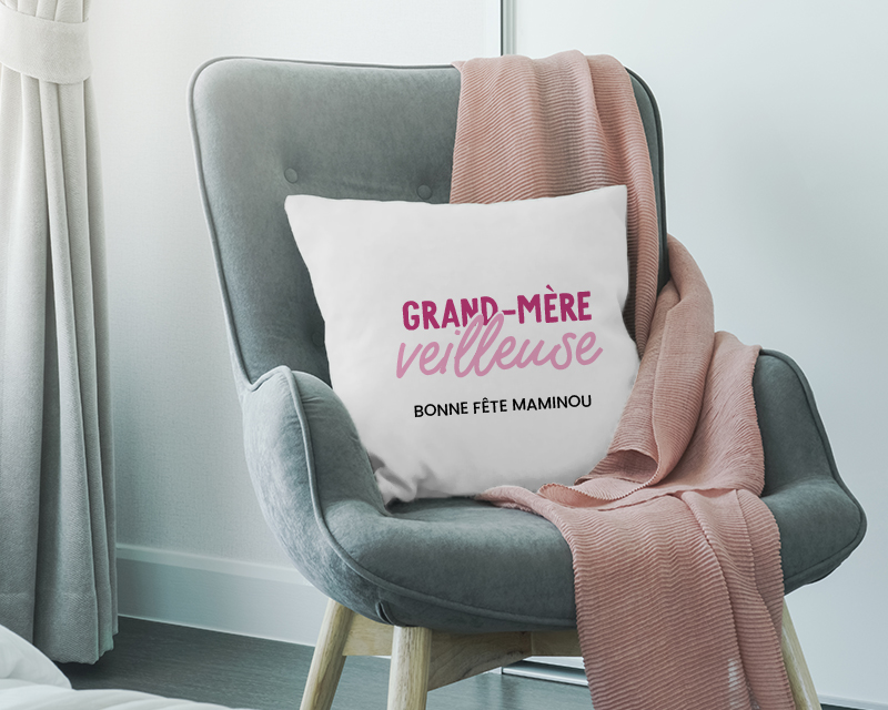Idée cadeau Fête des mamies : détail du coussin personnalisé 'Grand Mère-veilleuse' avec prénom ajouté, impression haute qualité.