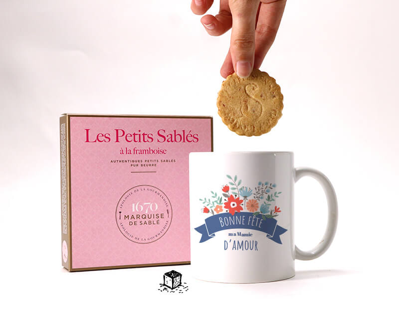 Cadeau personnalisé Fête des grands-mères 2025 : mug 'Mamie fleurie' rempli de boisson chaude, accompagné de biscuits, pour un moment de détente.