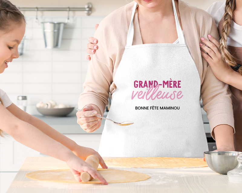 Idée cadeau Fête des mamies : détail du tablier personnalisé 'Grand Mère-veilleuse' avec message personnalisé, impression de haute qualité.