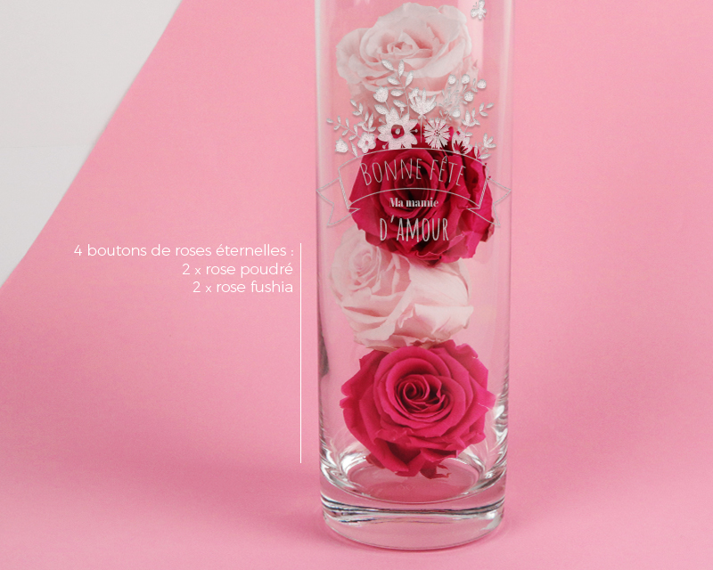 Idée cadeau Fête des mamies : détail de la gravure 'Mamie fleurie' sur vase en verre avec motifs floraux.
